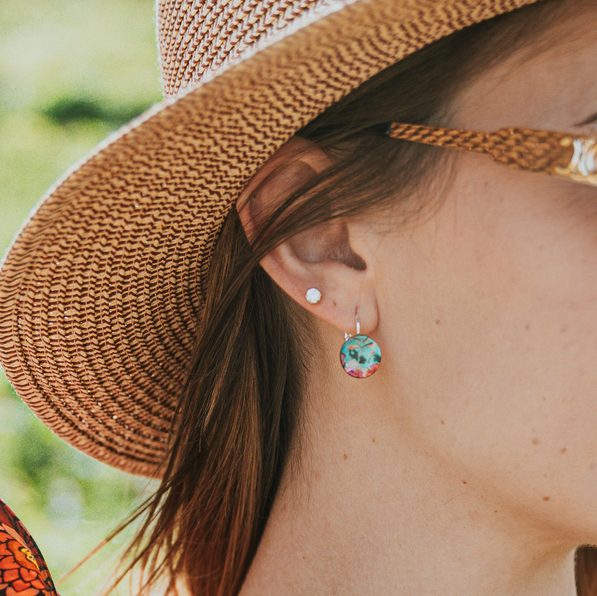 Boucles d'oreilles petite grappe multicolore nacre perles rouge ethnique