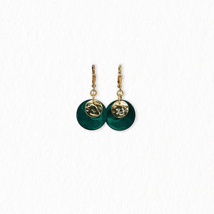 Boucles d’oreilles dormeuses en nacre – dorées