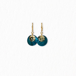 Boucles d’oreilles dormeuses en nacre – dorées