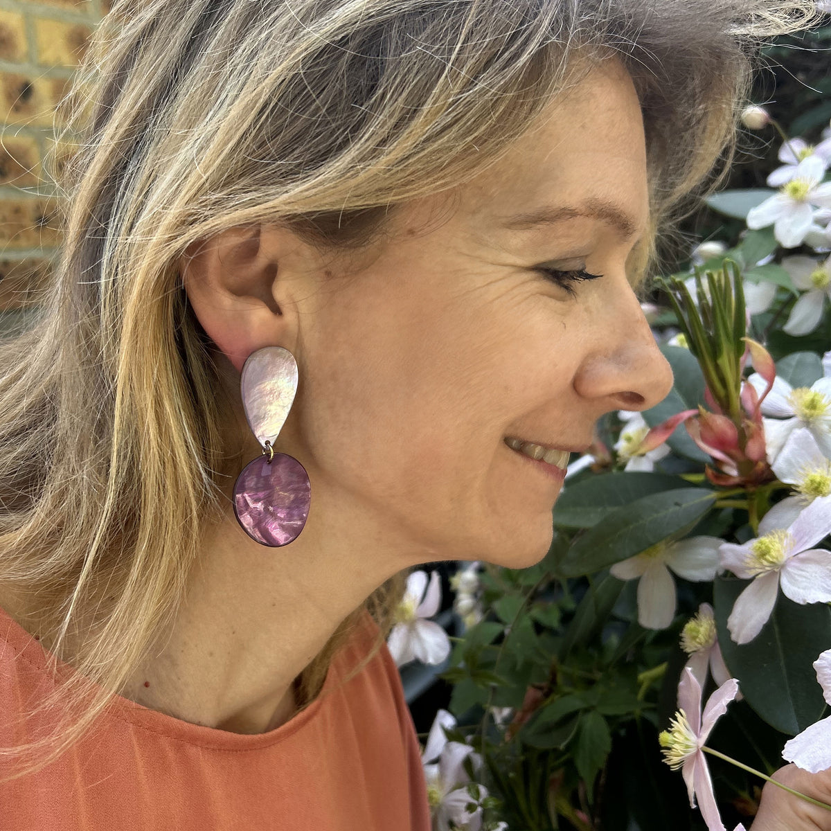 Boucles d'oreilles en nacre violette