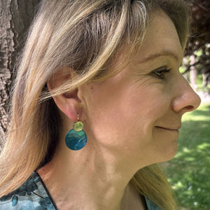 Boucles d'oreilles nacres Soline portées