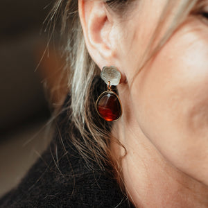 Boucles d’oreilles Alyx marron en nacre portées - La Petite Sardine