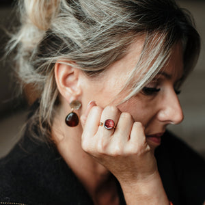 Boucles d’oreilles Alyx marron en nacre portées - La Petite Sardine