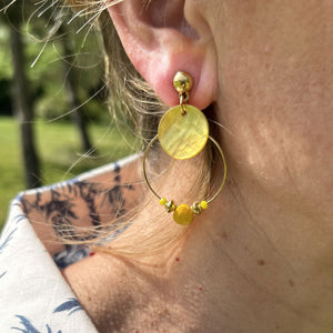 Boucles d'oreilles en nacre jaune portées 
