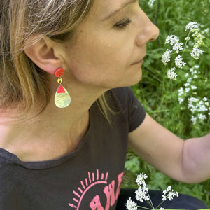 Boucles d'oreilles nacres poussette fluo portées
