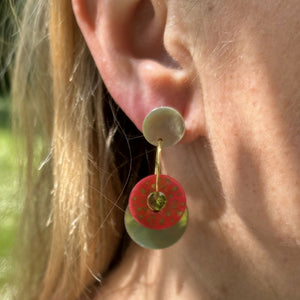 Boucles d'oreilles nacres poussette portées 