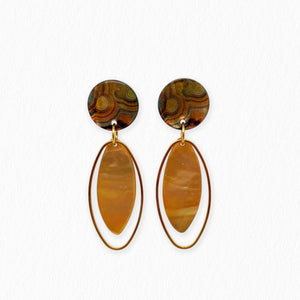 Boucles d’oreilles Margot courte en nacre orange à motifs - La Petite Sardine