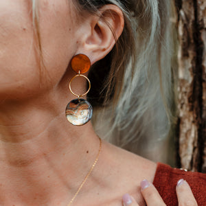 Boucles d’oreilles Margot longue en nacre orange à motifs portées - La Petite Sardine