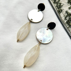Boucles oreilles la petite sardine bijoux nacre naturelle et noire