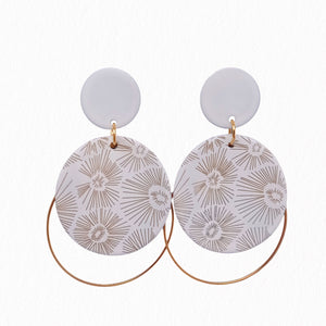 Boucles-oreilles-nacre-blanche-la-petite-sardine-bijoux-Tilda