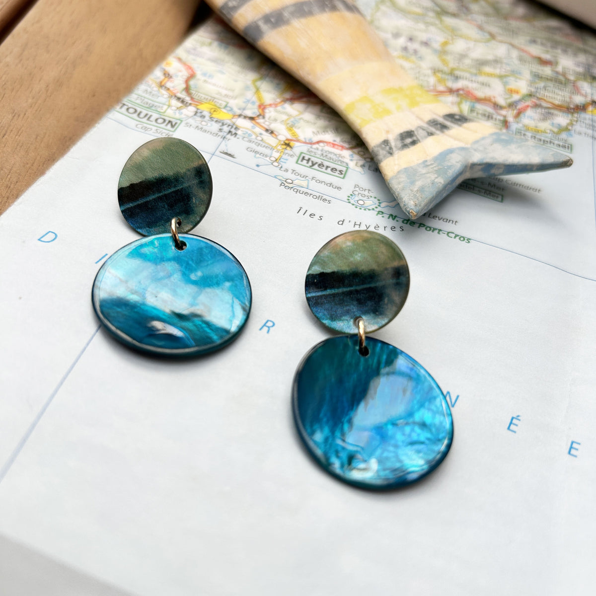 Boucles-oreilles-nacre-bleue-la-petite-sardine-bijoux-odine