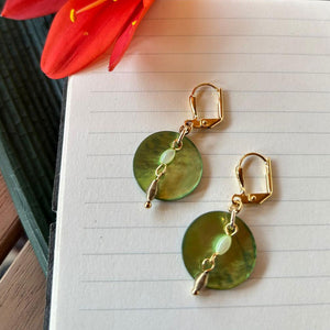 Boucles-oreilles-nacre-la-petite-sardine-bijoux-verte-dormeuse-2