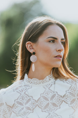 Boucles-oreilles-nacre-naturelle-equilibre_2_la-petite-sardine-bijoux