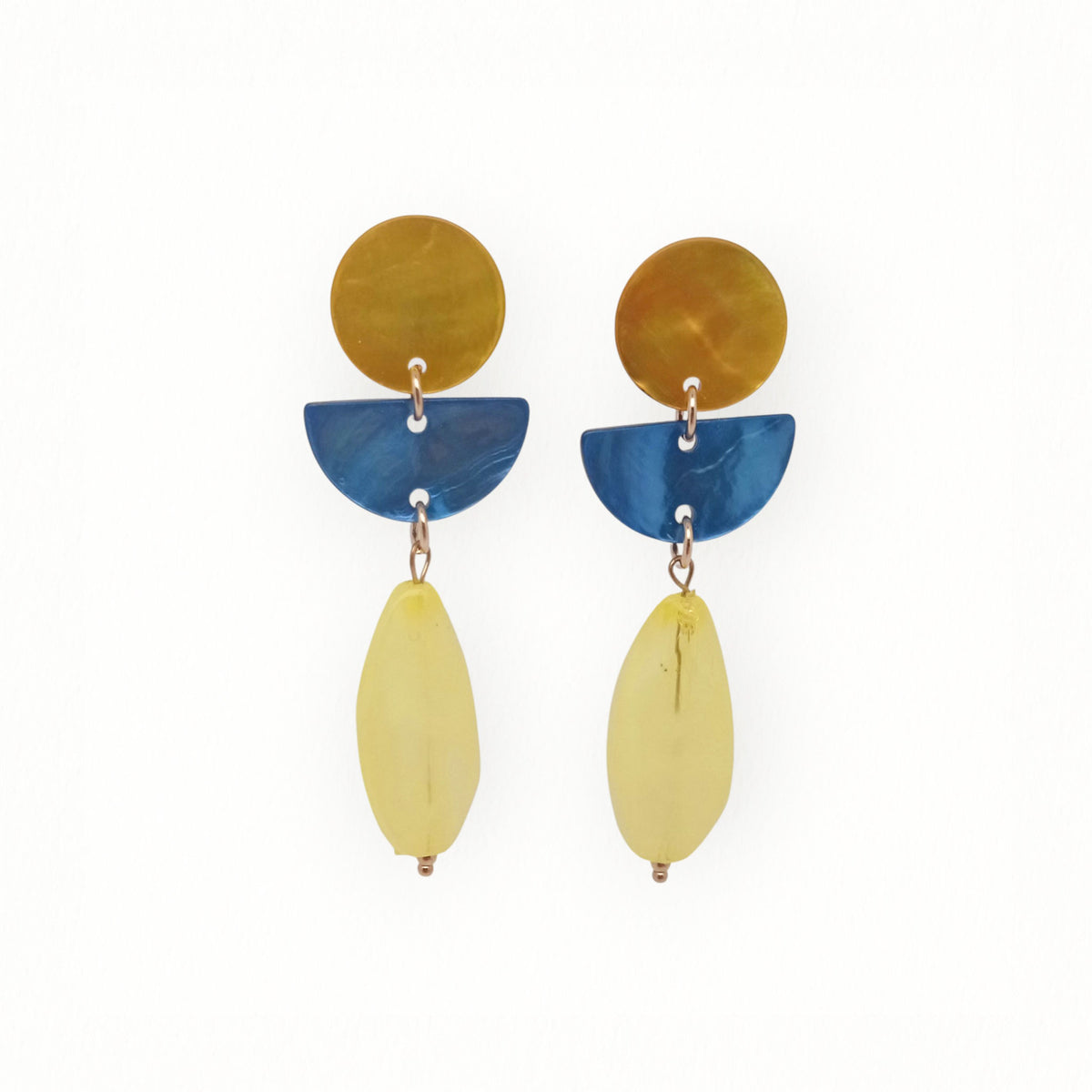 Boucles-oreilles-nacre-la-petite-sardine-bijoux-bleu-et-jaune