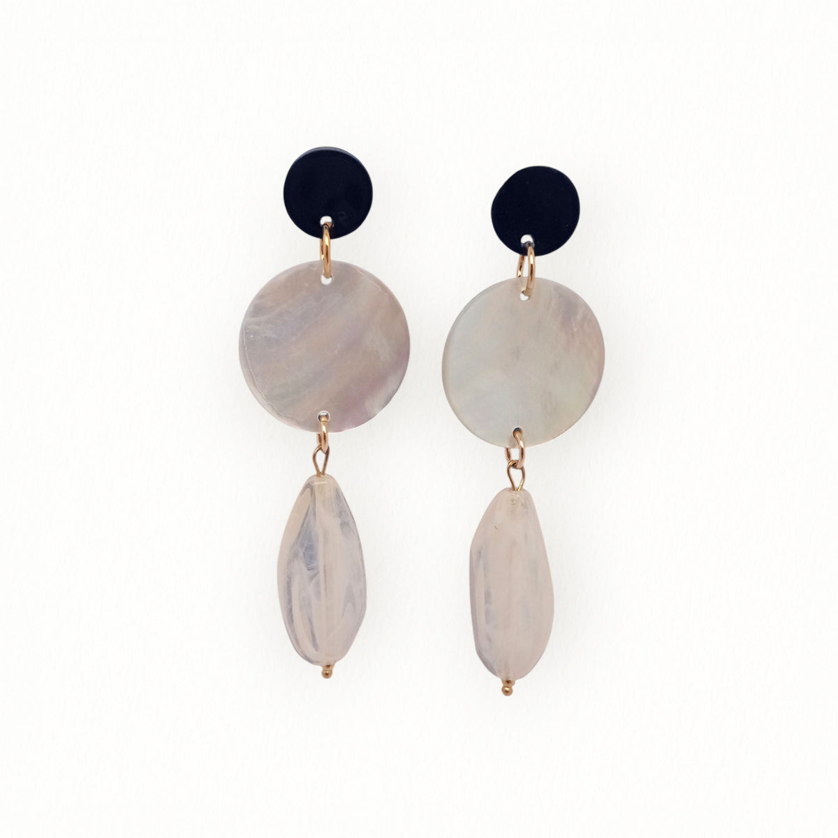 Boucles oreilles la petite sardine bijoux nacre naturelle et noire