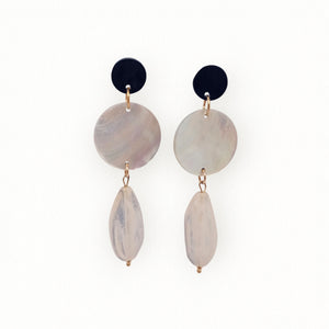 Boucles oreilles la petite sardine bijoux nacre naturelle et noire