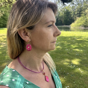 collier en nacre rose modèle Rosalie et boucles d'oreilles Pimprenelle 