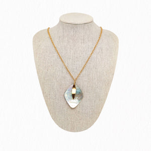 Collier en nacre modèle Naturelle sur présentoir 