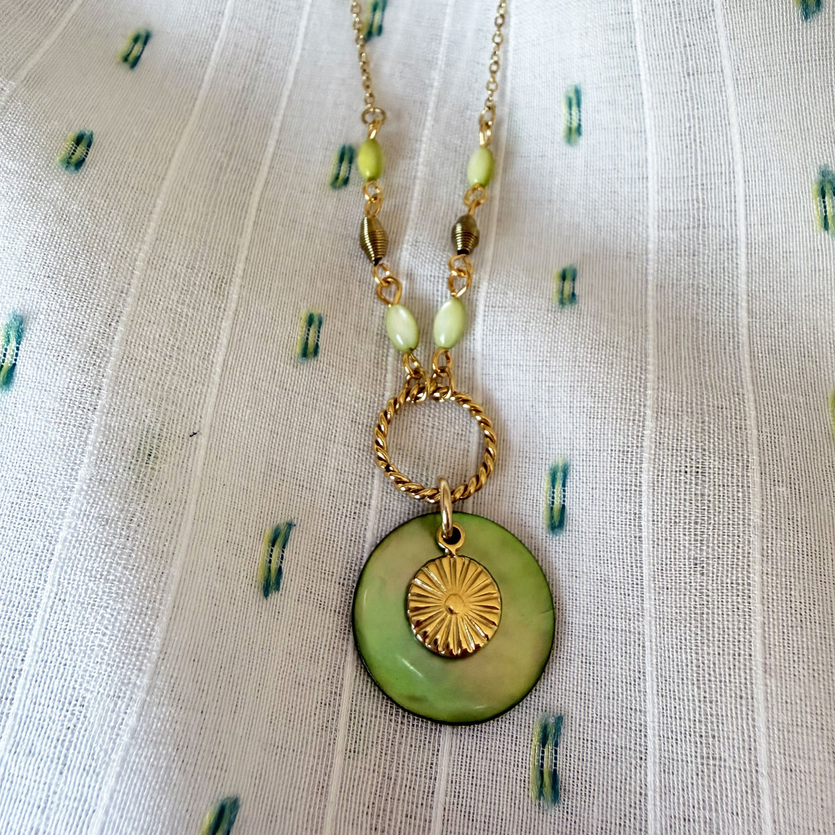 Collier-nacre-vert--la-petite-sardine-bijoux-vera