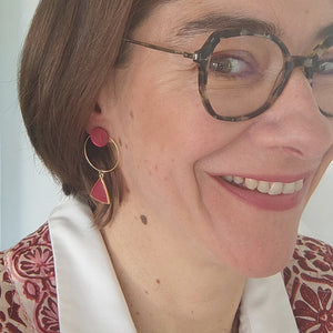 Boucles d'oreilles en nacre Rosalie portées 