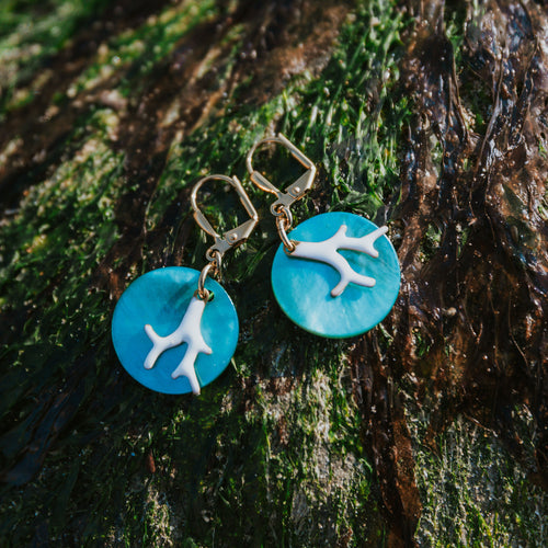 Boucles d'oreilles en nacre modèle Corail bleu