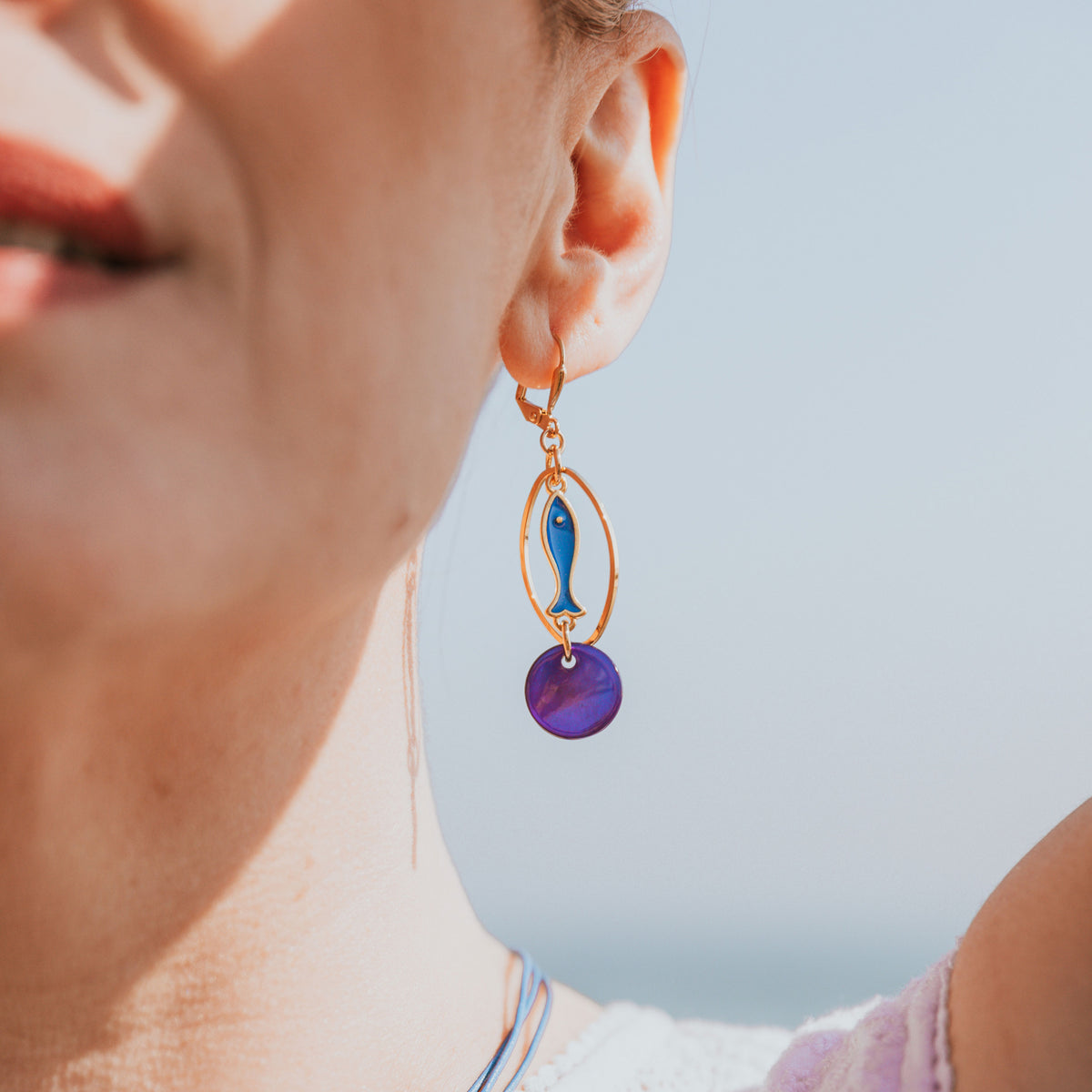 Boucles d'oreilles en nacre modèle Marine bleues