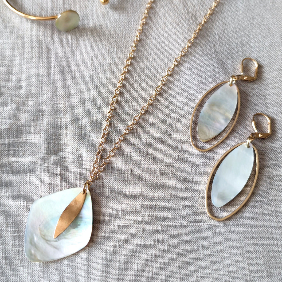 collier et boucles d'oreilles en nacre modèle Naturelle