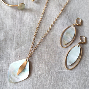 collier et boucles d'oreilles en nacre modèle Naturelle