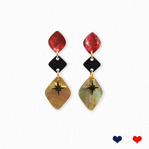 Boucles d'oreilles pendante La Petite Sardine en nacre brune et naturelle. La fabrication de ces boucles La Petite sardine est française.