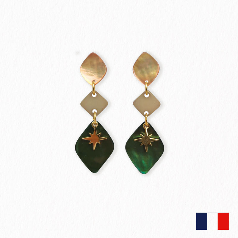 Boucles d'oreilles pendante La Petite Sardine en nacre verte et naturelle. La fabrication de ces boucles La Petite sardine est française.