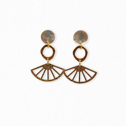 Boucles d'oreilles pendante avec de la nacre naturelle et des éventails. La marque de bijoux est La Petite Sardine Bijoux.