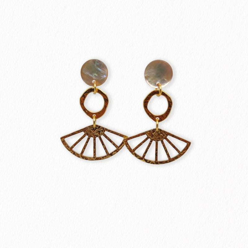 Boucles d'oreilles pendante avec de la nacre naturelle et des éventails. La marque de bijoux est La Petite Sardine Bijoux.