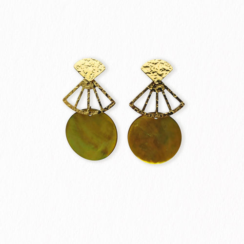 Boucles d'oreilles pendante avec de la nacre jaune marque La Petite Sardine Bijoux