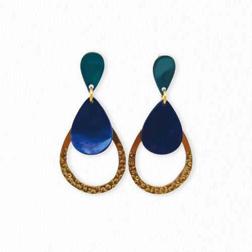Boucles d'oreilles longues Maria en nacre bleue marine , goutte en acier doré martelée- La Petite Sardine