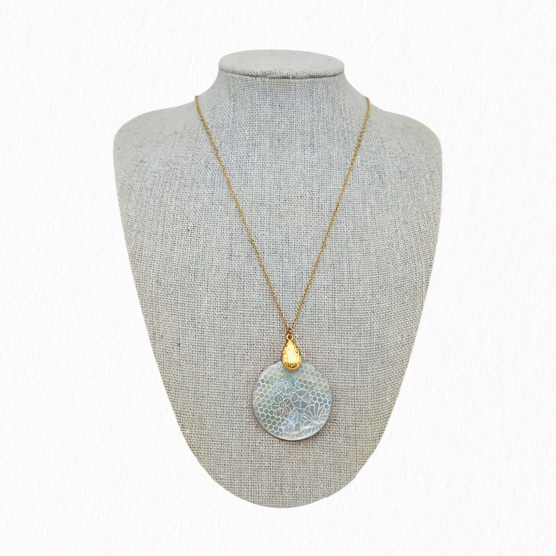 Collier nacre dentelle