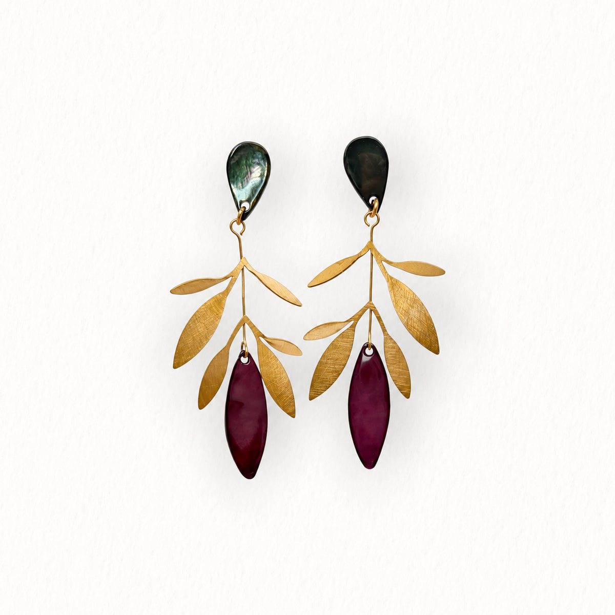 Boucles d’oreilles Alicia en nacre violette et dorée