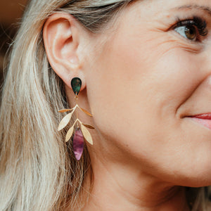 Boucles d’oreilles Alicia en nacre violette et dorée, portées
