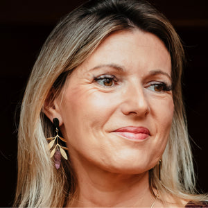 Boucles d’oreilles Alicia en nacre violette et dorée, portées