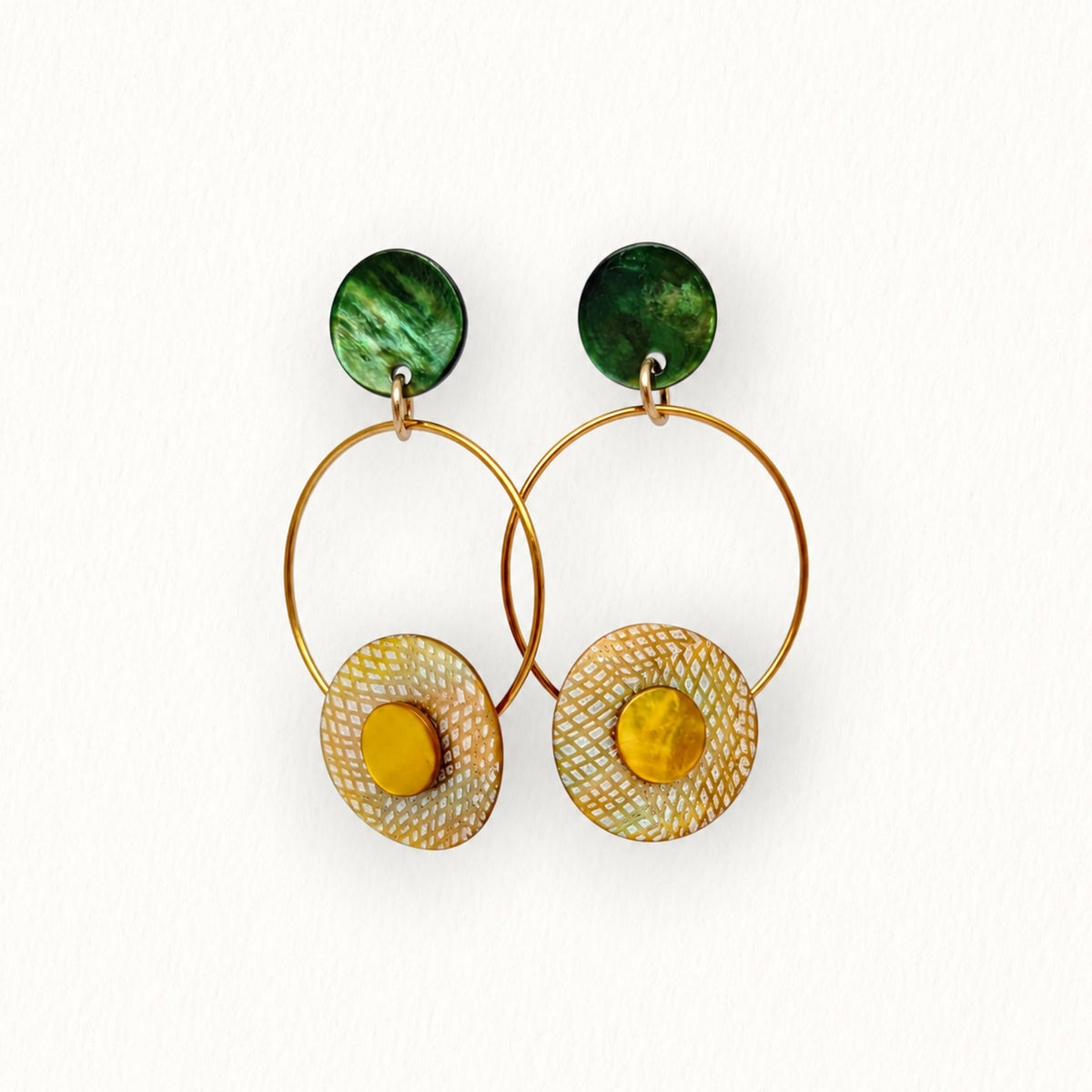 Boucles d’oreilles Aria en nacre jaune, dorées à l’or fin