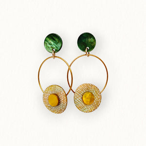 Boucles d’oreilles Aria en nacre jaune, dorées à l’or fin