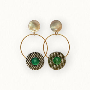 Boucles d’oreilles Aria en nacre kaki, dorées à l’or fin