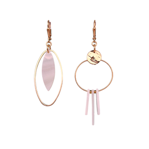 Boucles d'oreilles en nacre blanche asymétriques