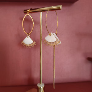 Boucles d'oreilles en nacre asymétriques sur présentoir 