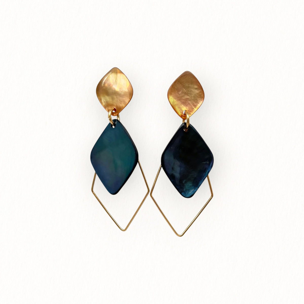 Boucles d’oreilles Philomène bleue en nacre, losanges et finition dorée