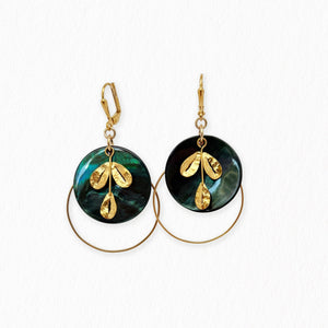 Boucles d’oreilles Célestine verte en nacre, feuillage martelé doré