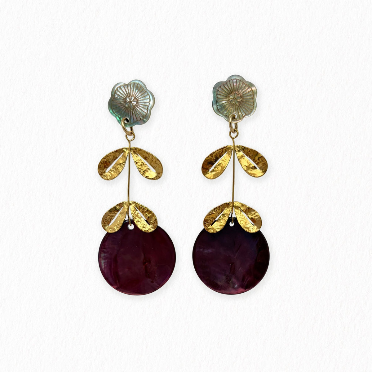 Boucles d’oreilles Céleste violette en nacre, feuillage martelé doré