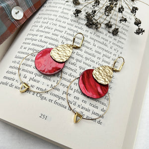 Boucles d’oreilles Margaret en nacre rouge et strass dorés, photo d’ambiance
