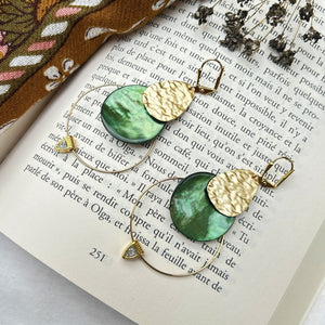 Boucles d’oreilles Margaret en nacre verte et strass dorés, photo d’ambiance
