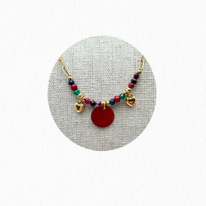 Collier Castille en nacre rouge, perles naturelles et petits cœurs dorés, détail du pendentif