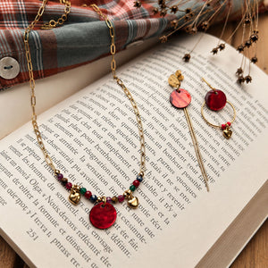 Collier Castille en nacre rouge, perles naturelles et petits cœurs dorés, photo de la parure